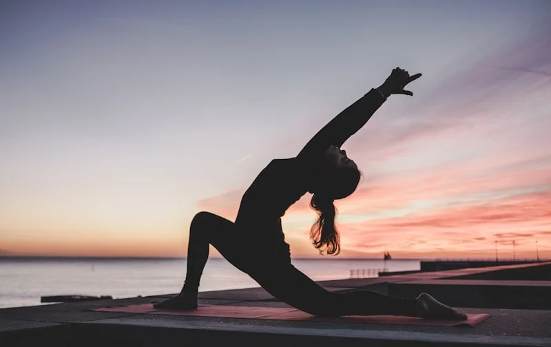 Yoga au lever du soleil